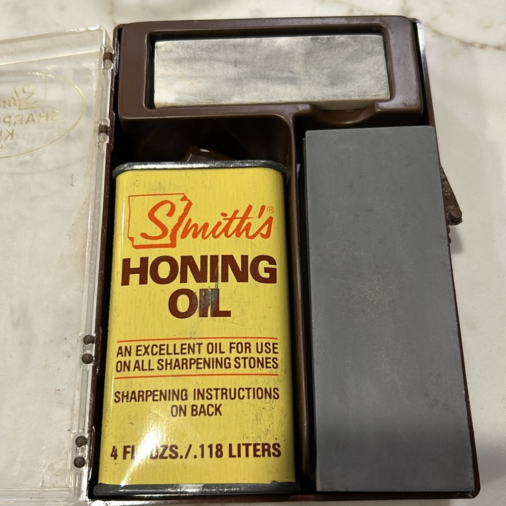 Smith’s sharpening kit SK-1 with honing oil;hard and soft Arkansas; vintage.